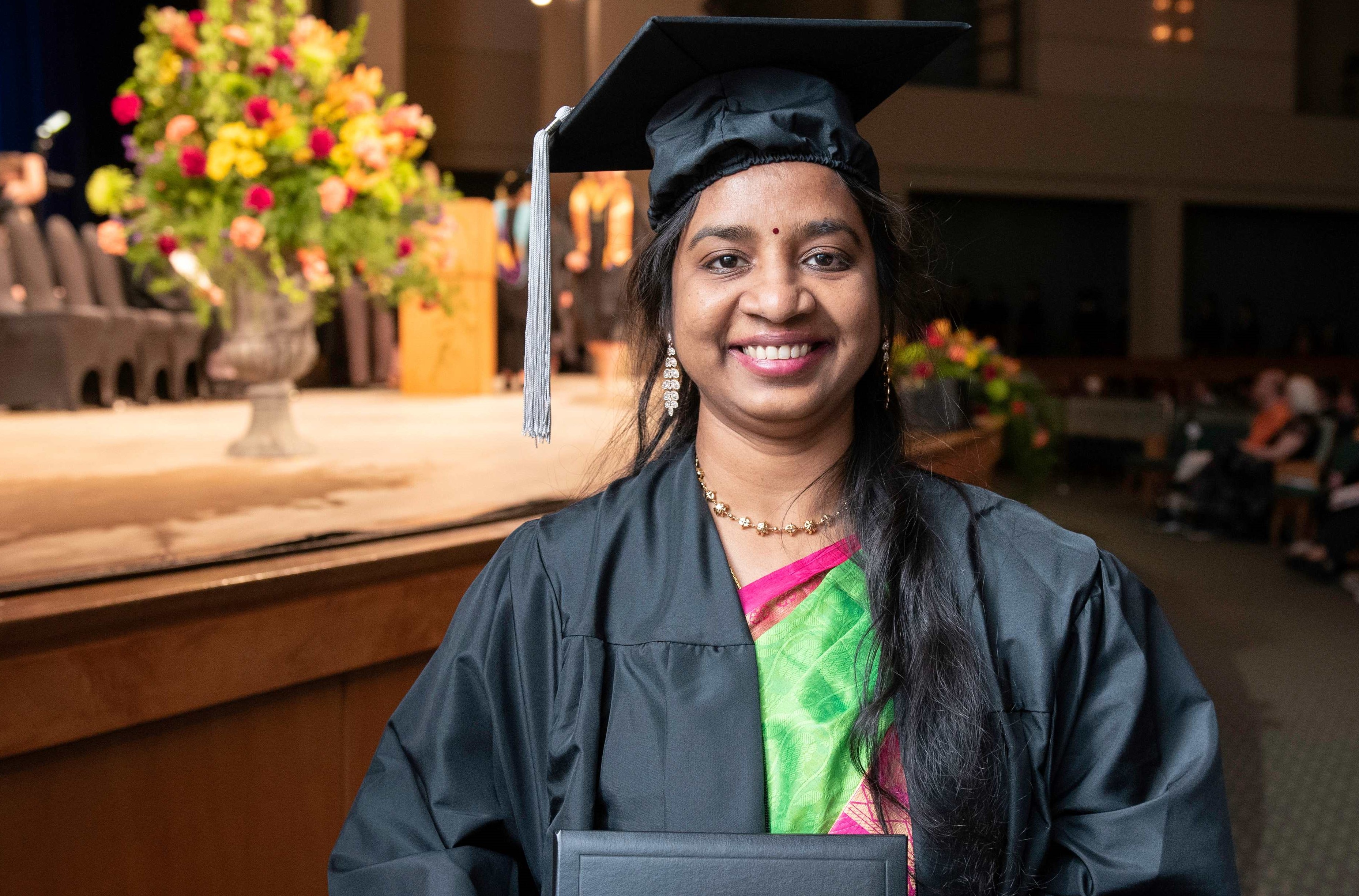 dental assistant graduate, Shanthi Parevadhini holds award